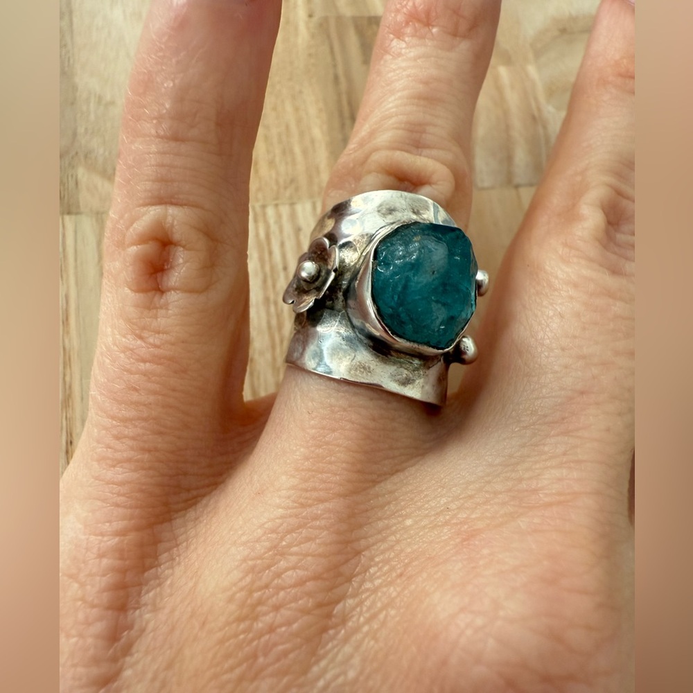 925 Sterling silver hammered rustic raw aquamarine green color stone ring - Picture 11 of 16